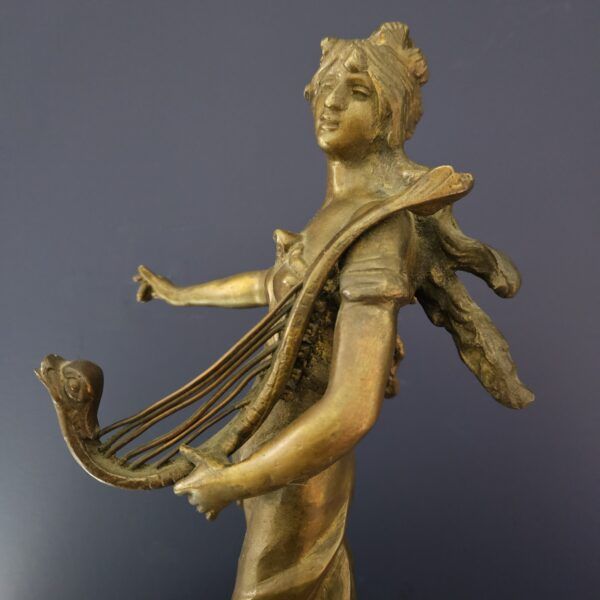 bronzen beeld harp