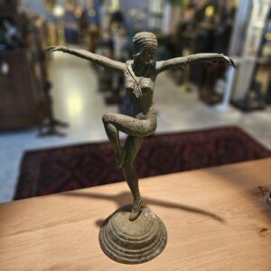 bronzen sculptuur dame