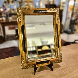 goudkleurige vintage spiegel met sierlijst