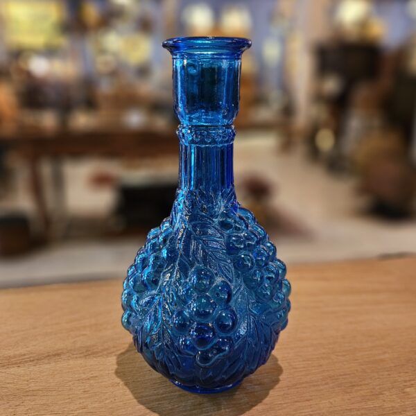 vintage blauwe glazen karaf met druivenreliëf