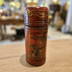 vintage rode koker met Chinese fortune sticks