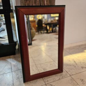 vintage spiegel met donkerrode houten lijst en zwart accent