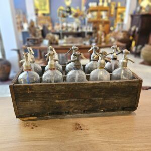 brocante krat met glazen spuitflessen