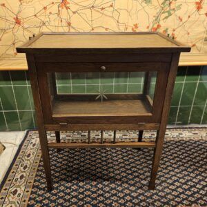 houten theekastje met gravure
