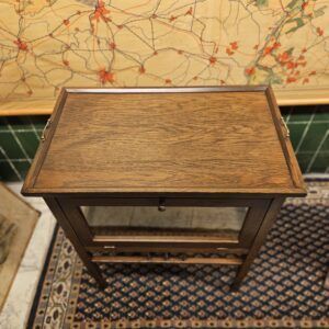 houten theekastje met gravure en afneembaar dienblad