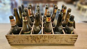 oude kratten en flessen als decoratie