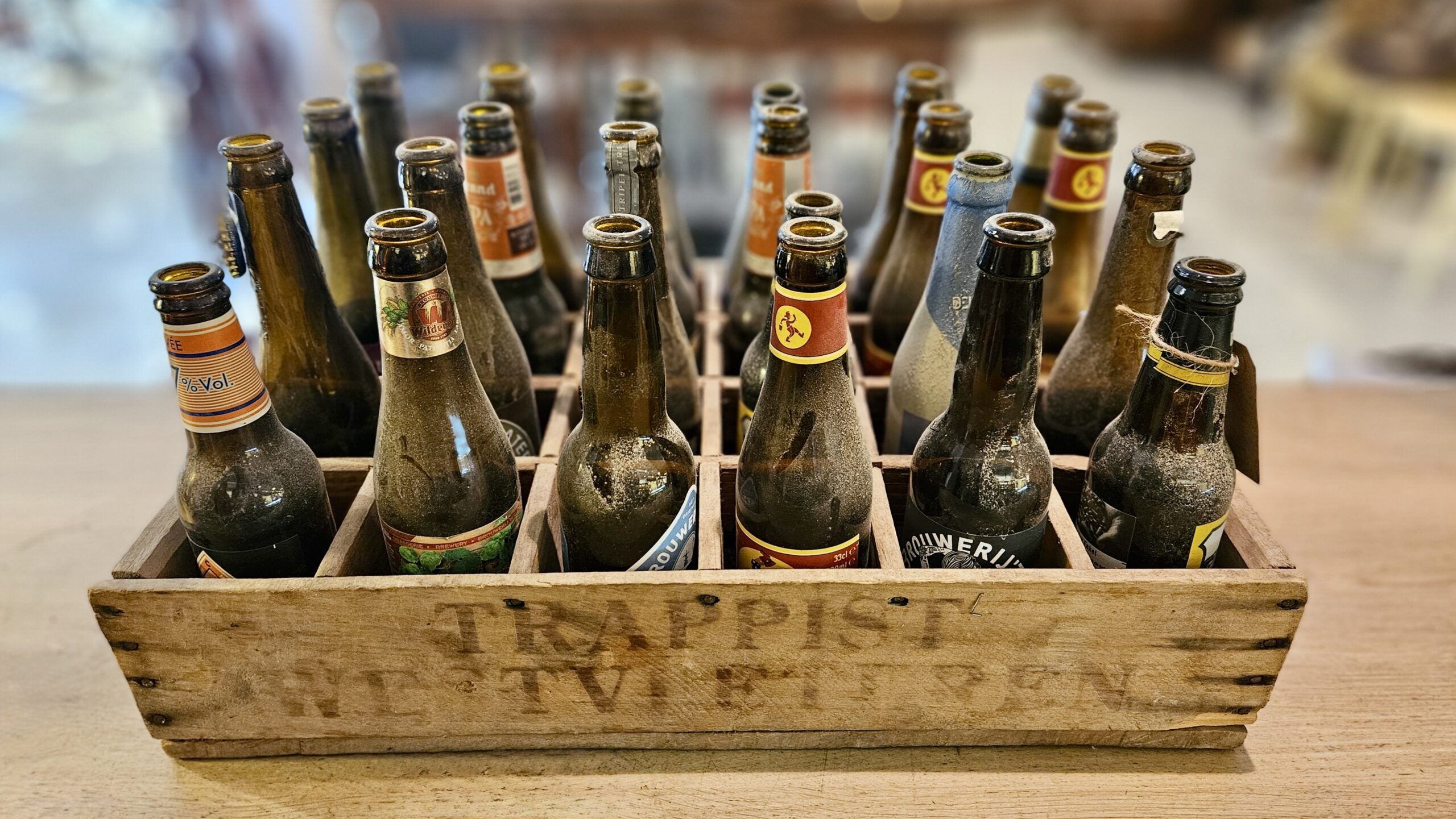 oude kratten en flessen als decoratie