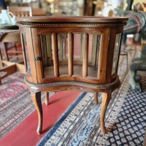 elegant niervormig houten theekastje