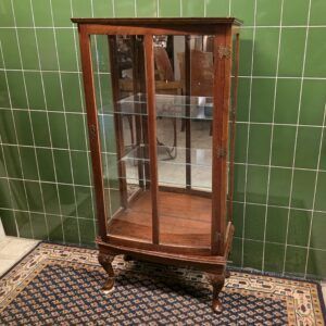kleine antieke vitrinekast met glas voor servies of verzamelobjecten