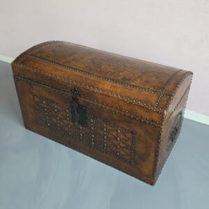 grote houten opbergkist met lederen bekleding en wereldkaart, gesloten