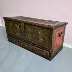 antieke houten kist, gesloten vooraanzicht