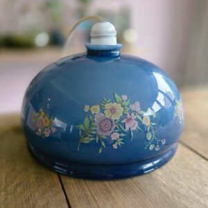 vintage jeansblauwe glazen lampenkap met handbeschilderd bloemenmotief