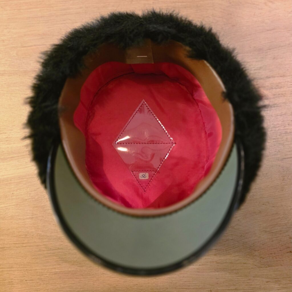 binnenzijde retro zwarte bontmuts met satijnen binnenkant en label