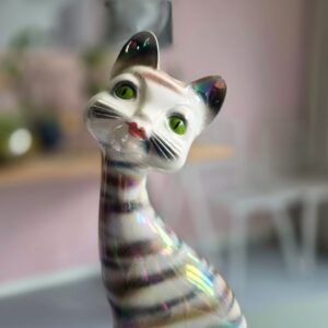 detail van vintage porseleinen kat met parelmoer glazuur