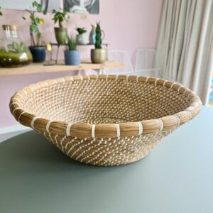 handgevlochten rieten schaal van natuurlijk materiaal