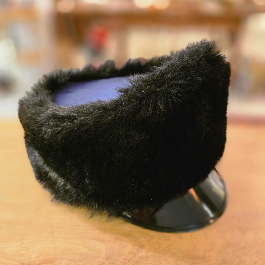 retro zwarte bontmuts met kunststof klep en volle bontafwerking