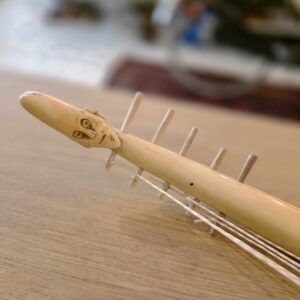 detail hals van traditionele Afrikaanse adungu snaarinstrument